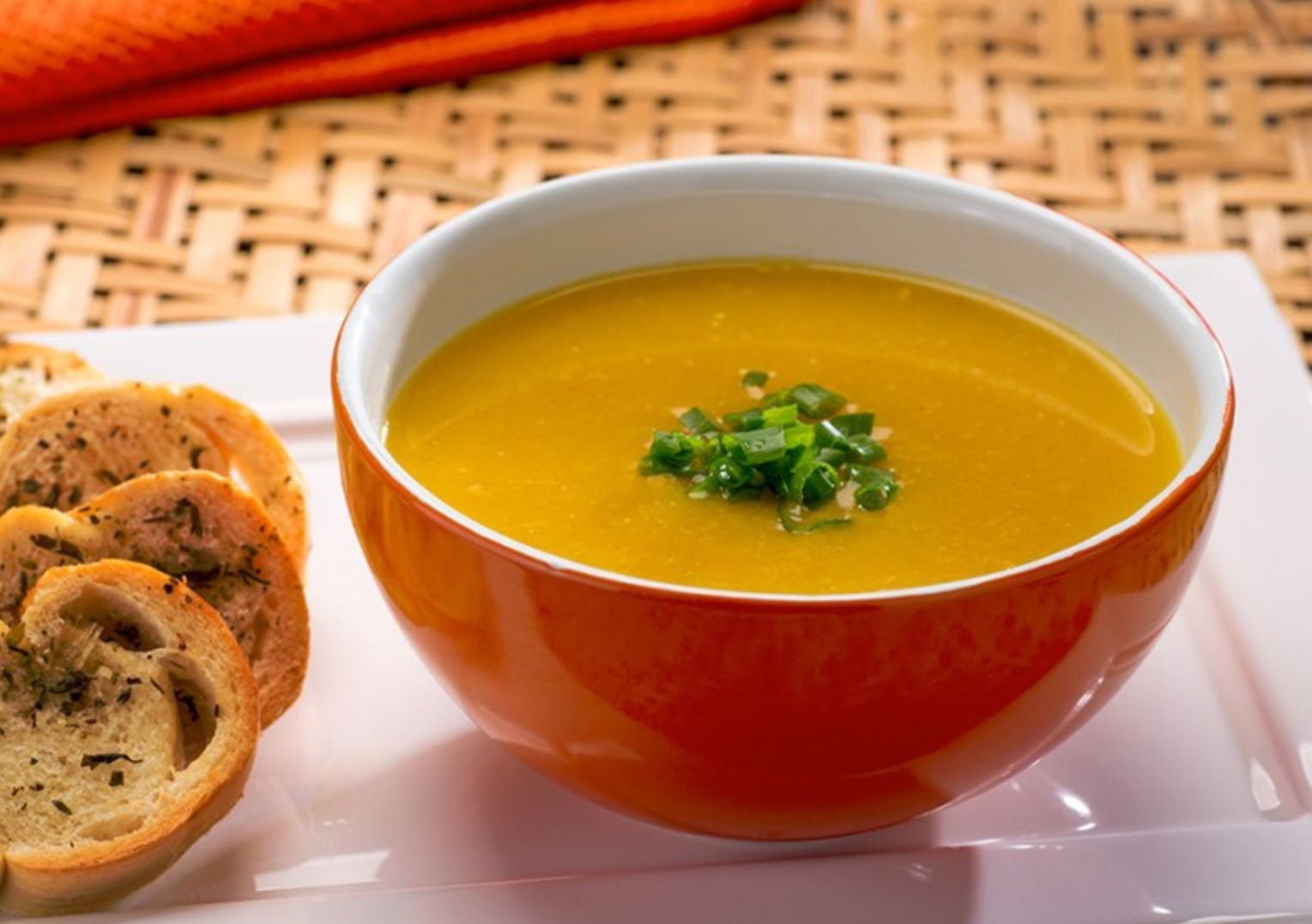 Sopa Detox Cremosa de Abóbora e Gengibre prepara o cartão