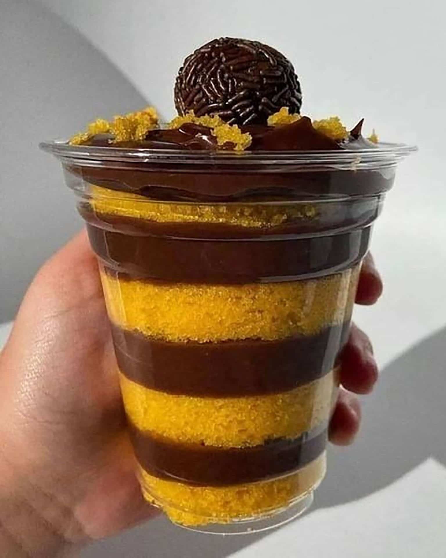 Copo da Felicidade de Cenoura com Chocolate prepara o cartão