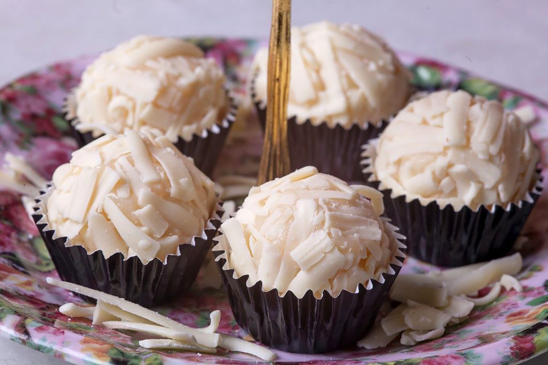 Brigadeiro-de-Chocolate-Branco prepara o cartão