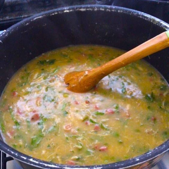 Caldo de Aipim com Frango e Calabresa