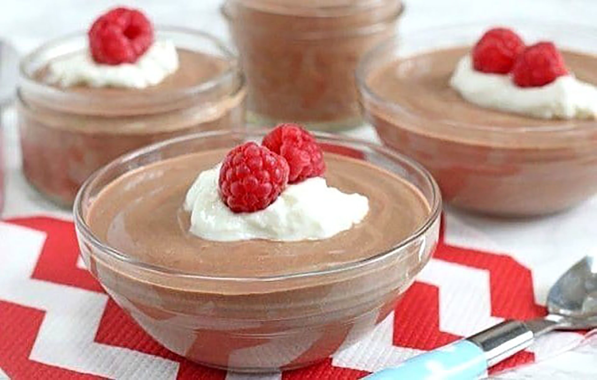 mousse de chocolate com iogurte grego prepara o cartão