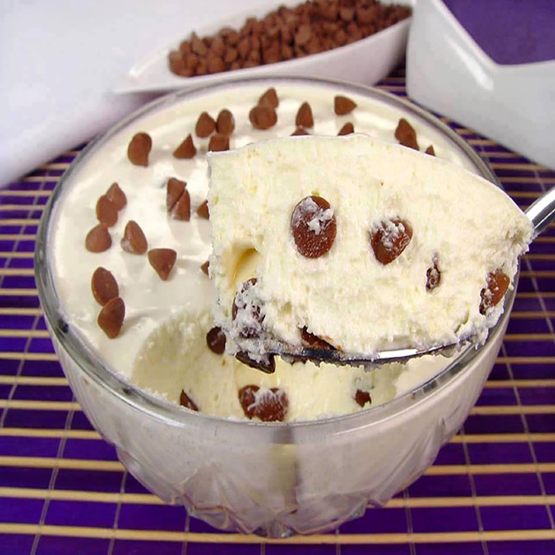 mousse de leite com gotas de chocolate prepara o cartão