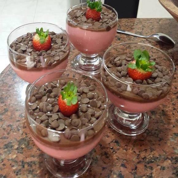 Mousse de Morango com Cobertura de Chocolate