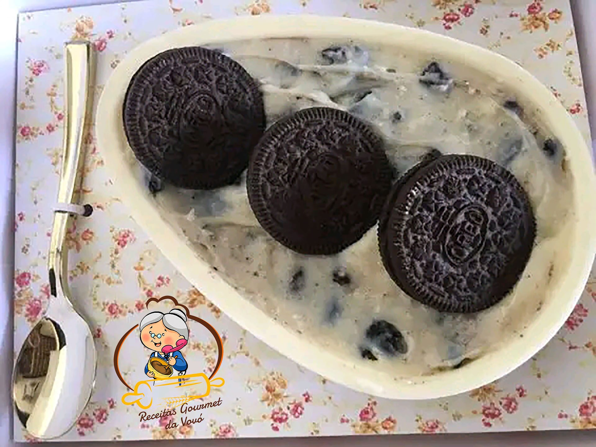 Ovo de Páscoa de Colher com Chocolate Branco e Raspas de Biscoito Oreo