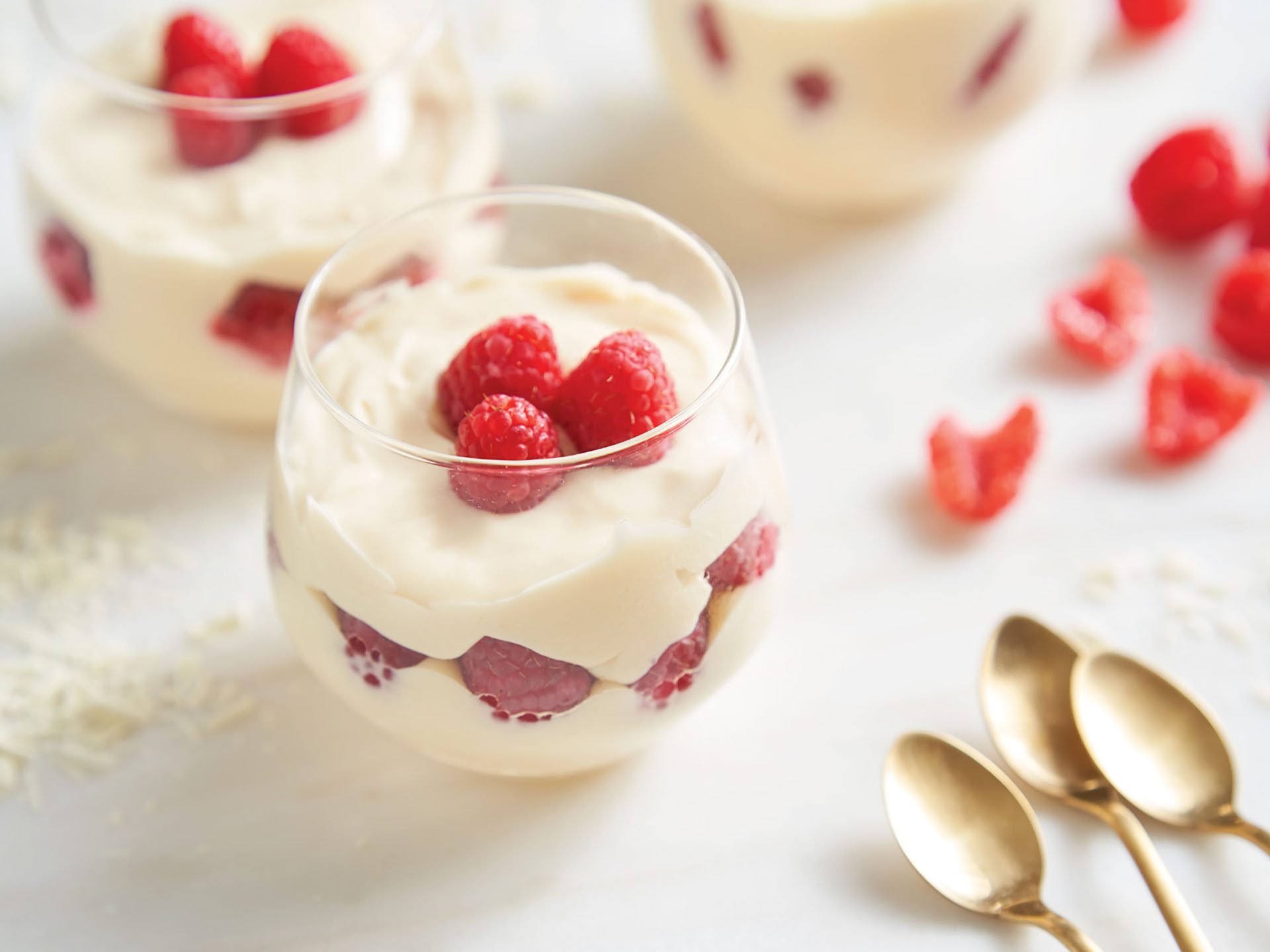 receita-mousse-chocolate-branco-framboesas prepara o cartão