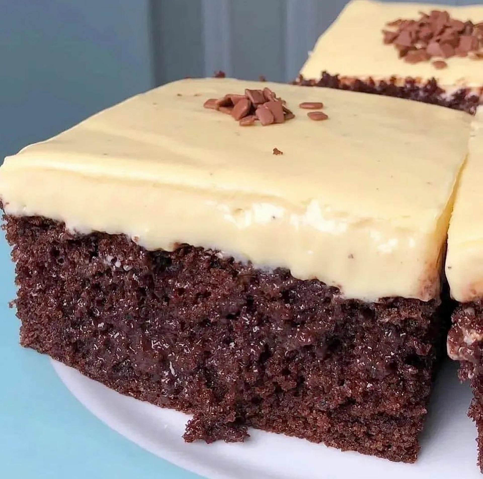 Bolo de chocolate prepara o cartão