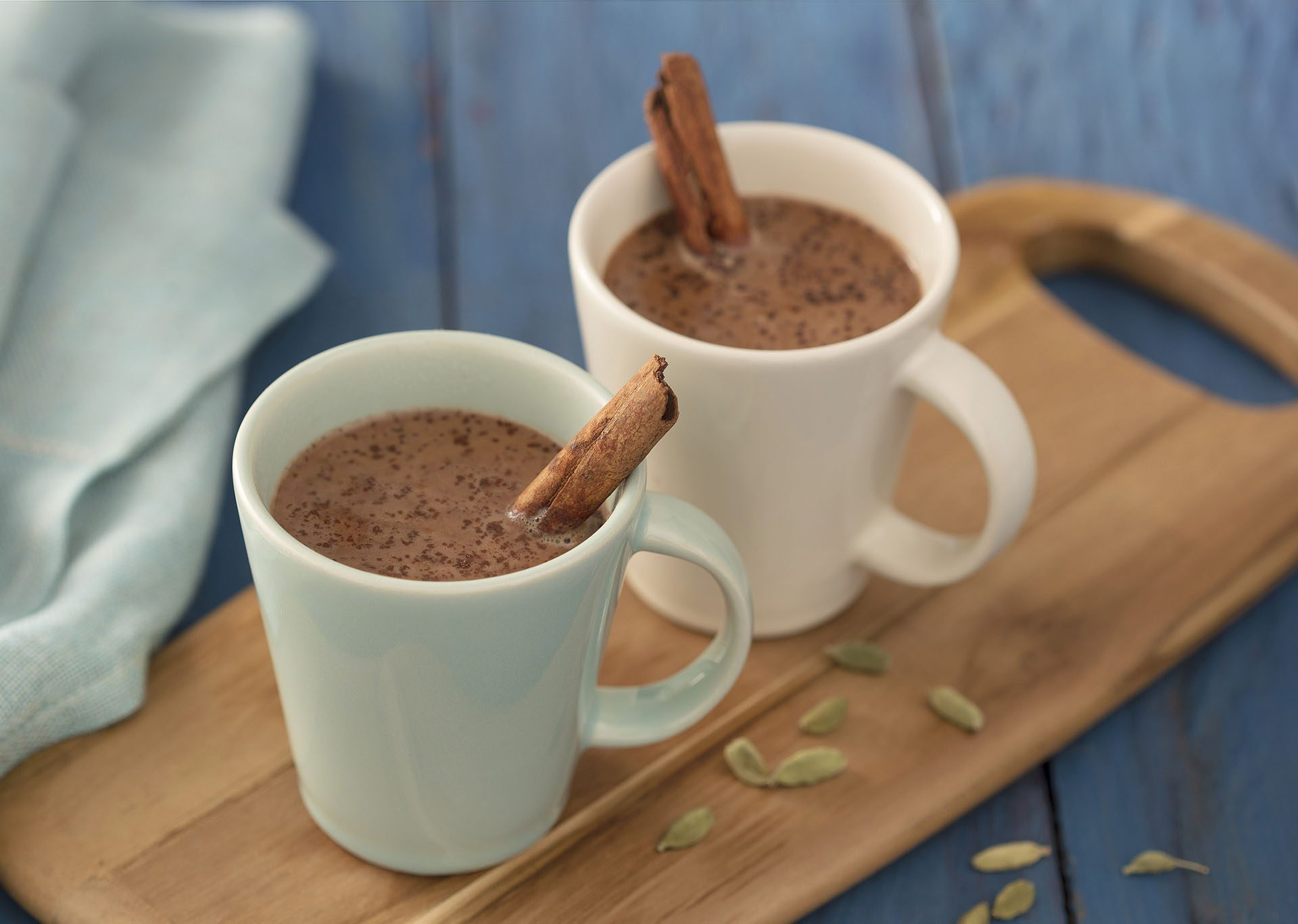 chocolate quente com canela prepara o cartão