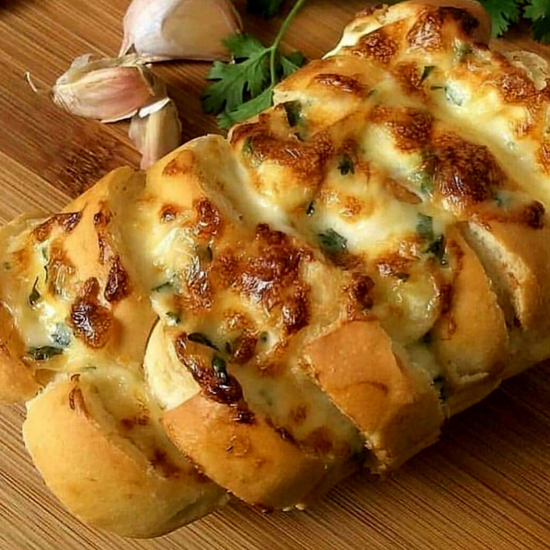 pão de alho com creme de leite prepara o cartão