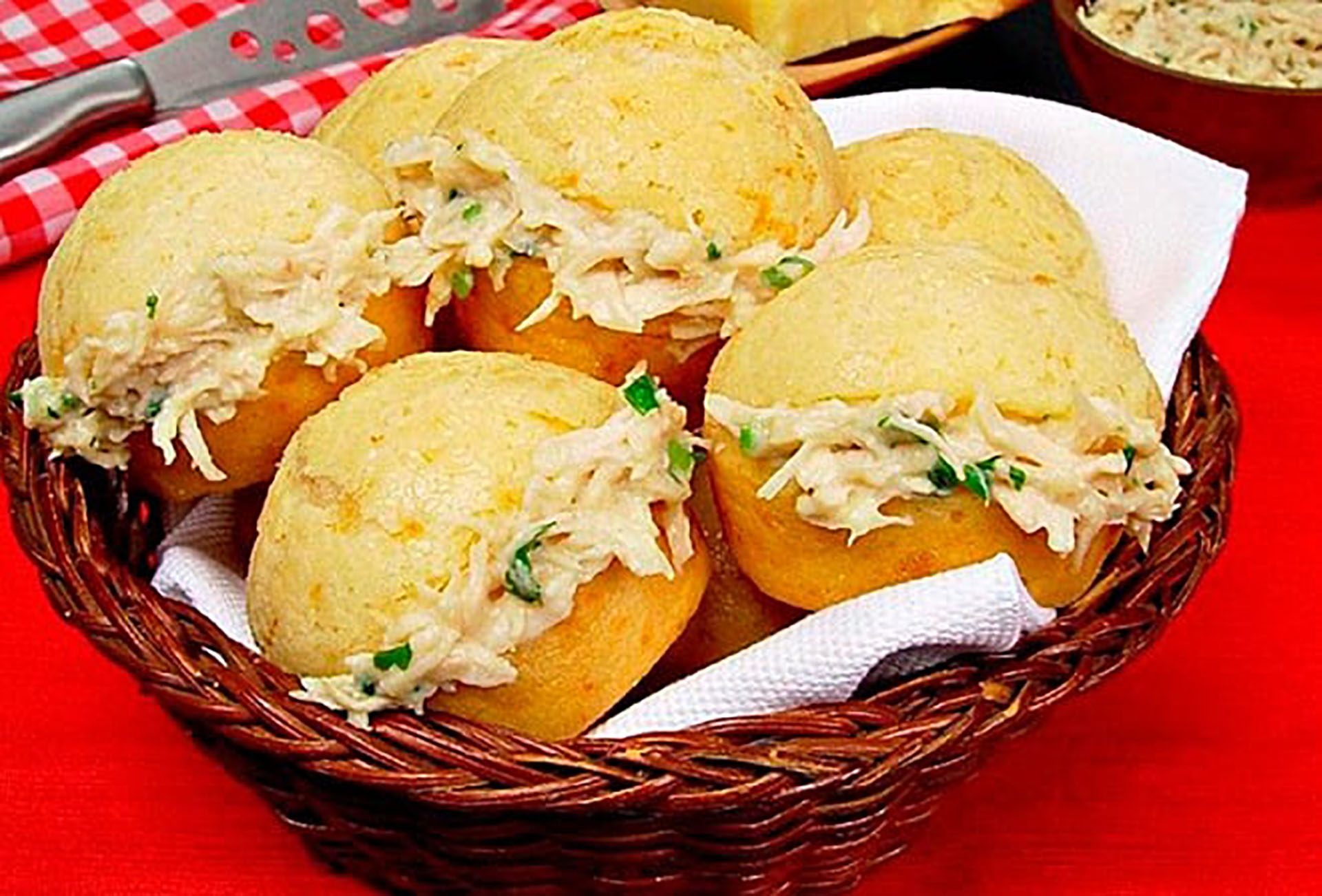 pão de queijo recheado com frango prepara o cartão