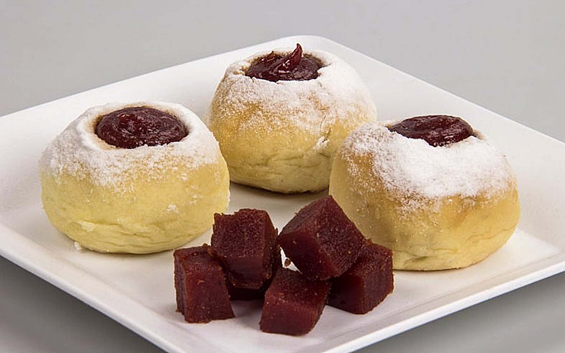 pão de queijo recheado com goiabada prepara o cartão