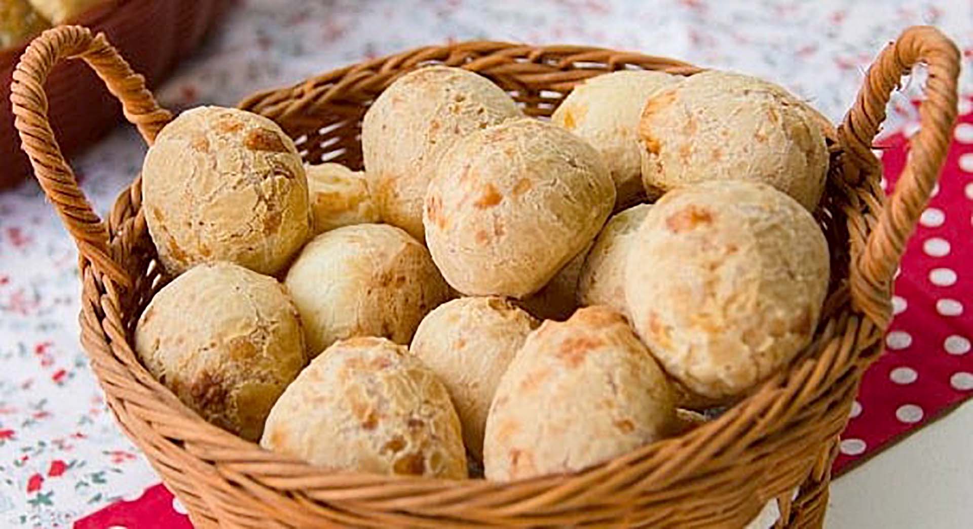 pão de queijo sem glutén prepara o cartão