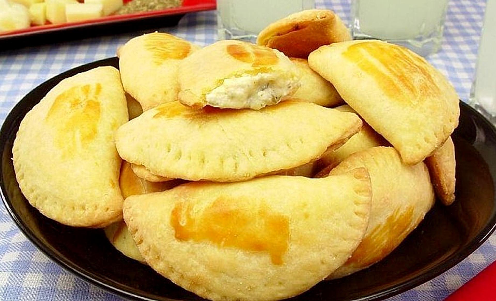 pastelzinho assado com 3 queijos prepara o cartão