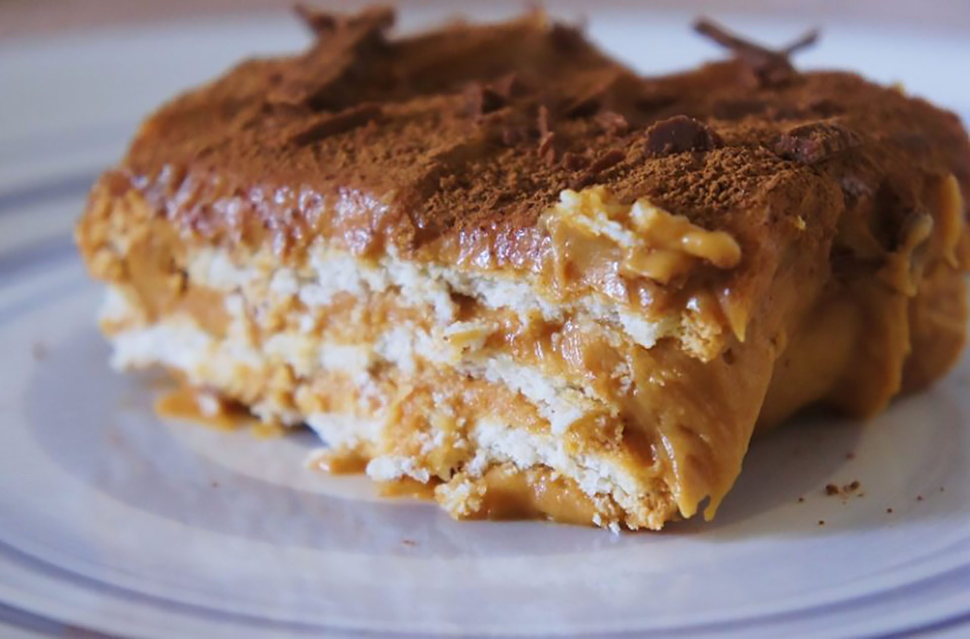 Torta-de-Bolacha-com-recheio-de-doce-de-leite prepara o cartão