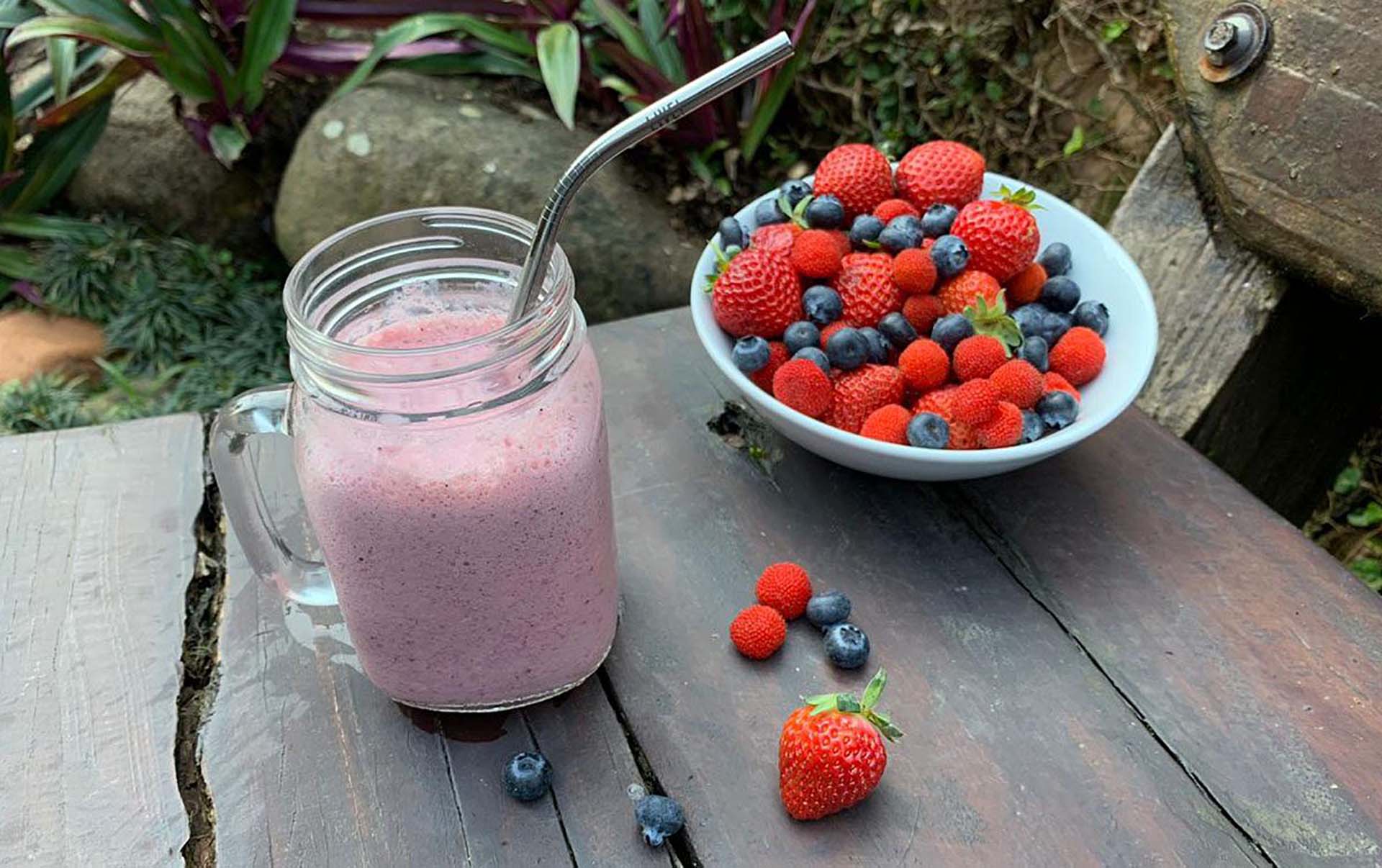 Vitamina de frutas vermelhas prepara o cartão