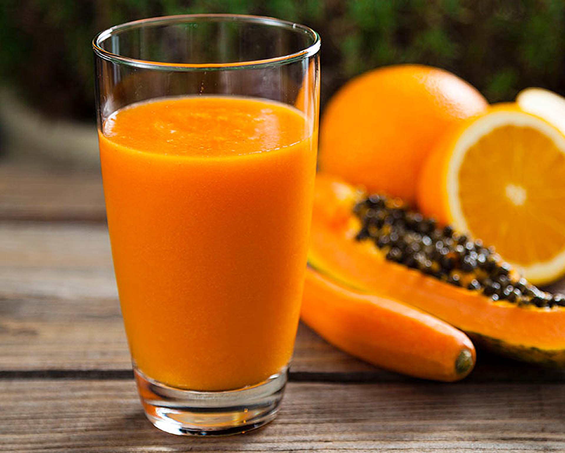 Vitamina de mamão, cenoura e laranja prepara o cartão