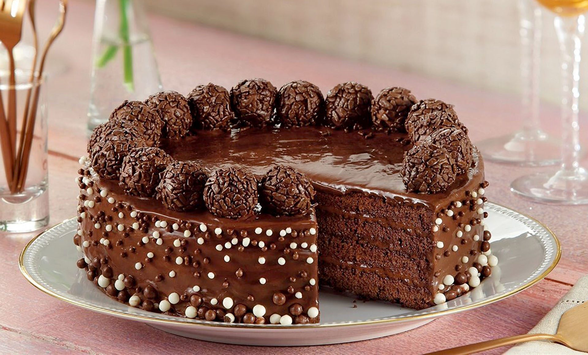 Hoje é o Dia do Cacau. Que tal comemorar a data com um dos maravilhosos  bolos da Vó Alzira? Fica a nossa dica: Bolo de chocolate tradicional com, By Fabrica de Bolo Vó Alzira - Carapicuiba