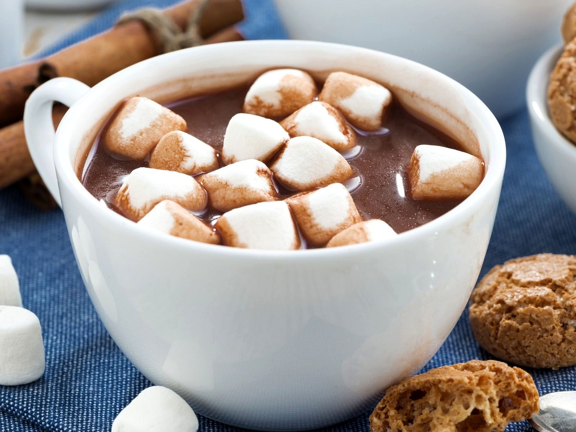 Chocolate Quente Com Marshmallow prepara o cartão