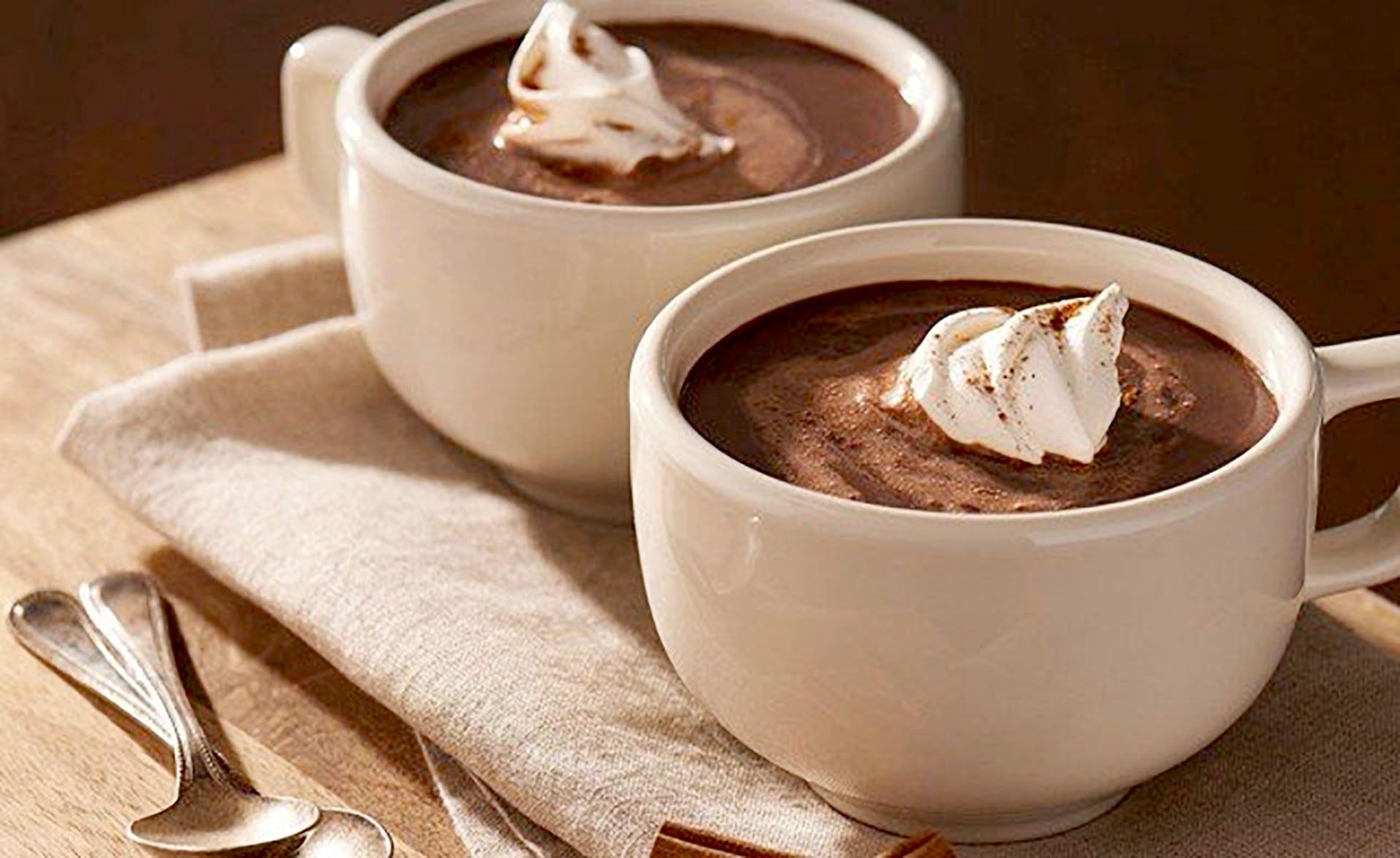 chocolate quente cremoso prepara o cartão