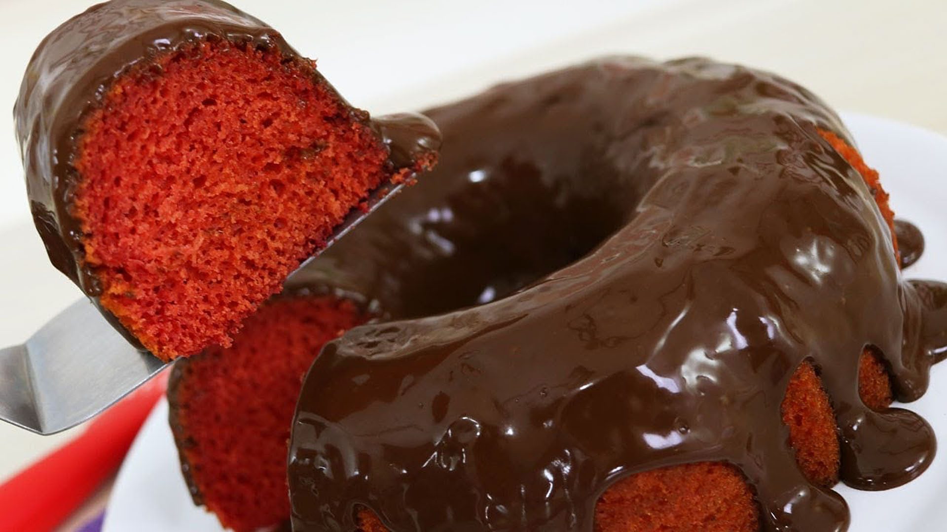 Bolo Red Velvet Com Calda de Chocolate prepara o cartão