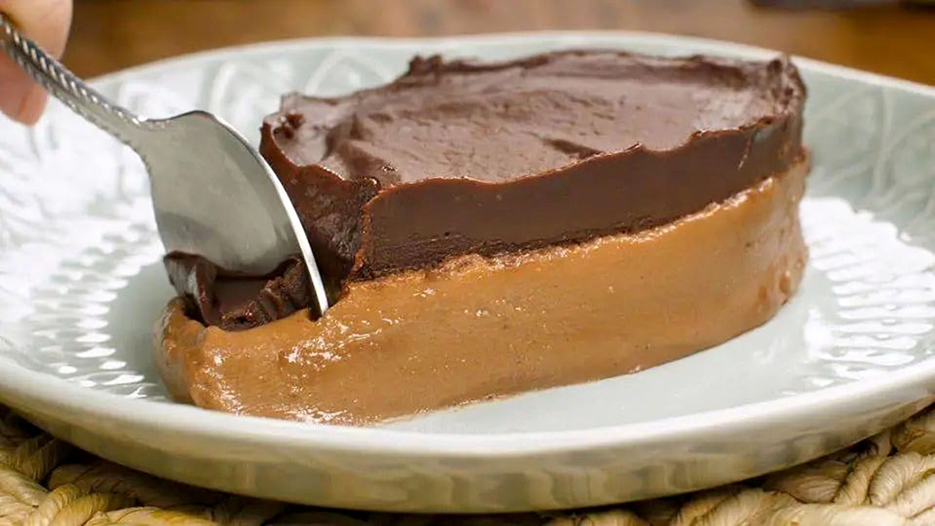 Sobremesa gelada de chocolate prepara o cartão