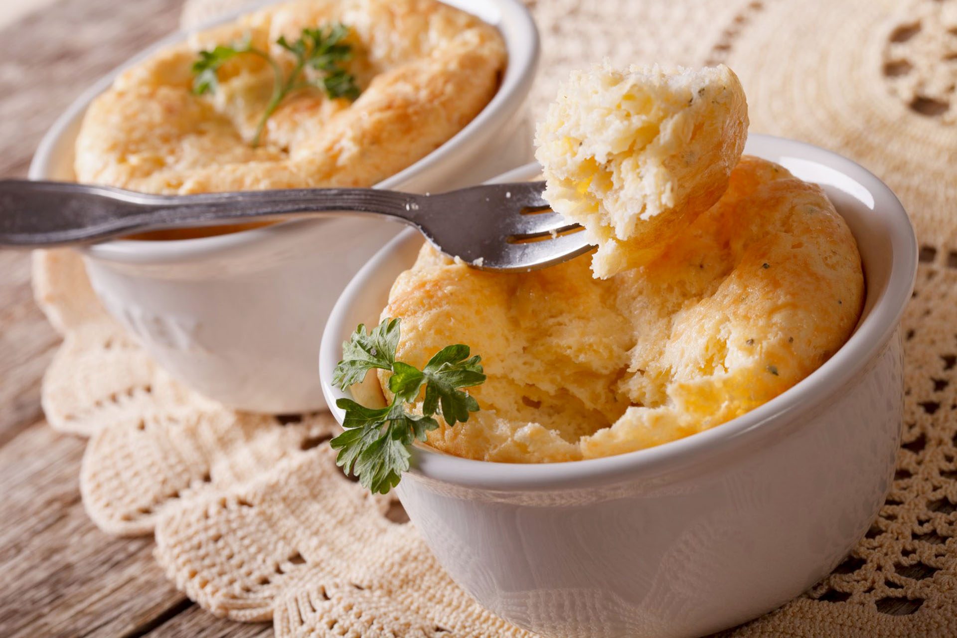 Suflê de ovos com queijo prepara o cartão